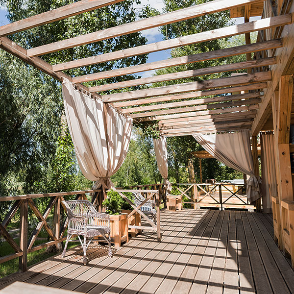 Eine Pergola aus Holz - gefertigt von der Holzwerkstatt Käser.