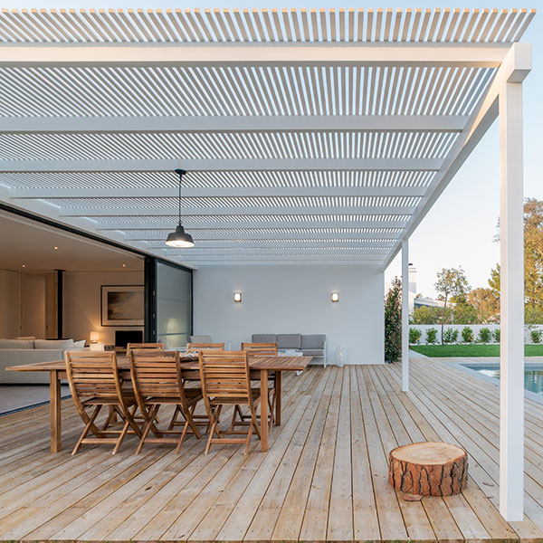 Eine Terrassenüberdachung aus Holz - gefertigt von der Holzwerkstatt Käser.
